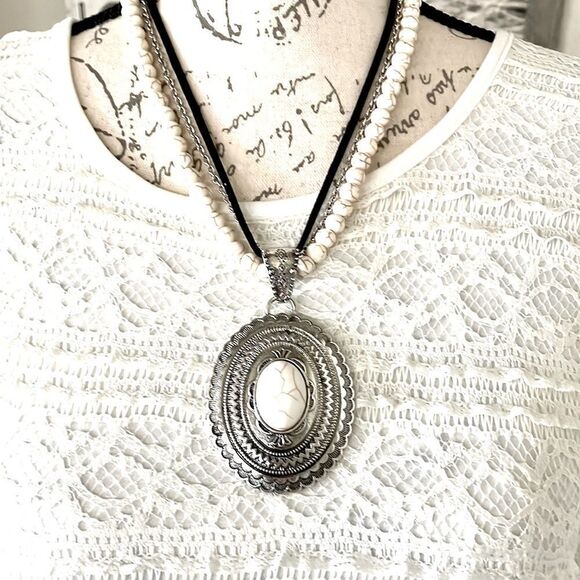 IVORY CONCHO NINA NECKLACE AND EARRING SET - Picture 2 of 4